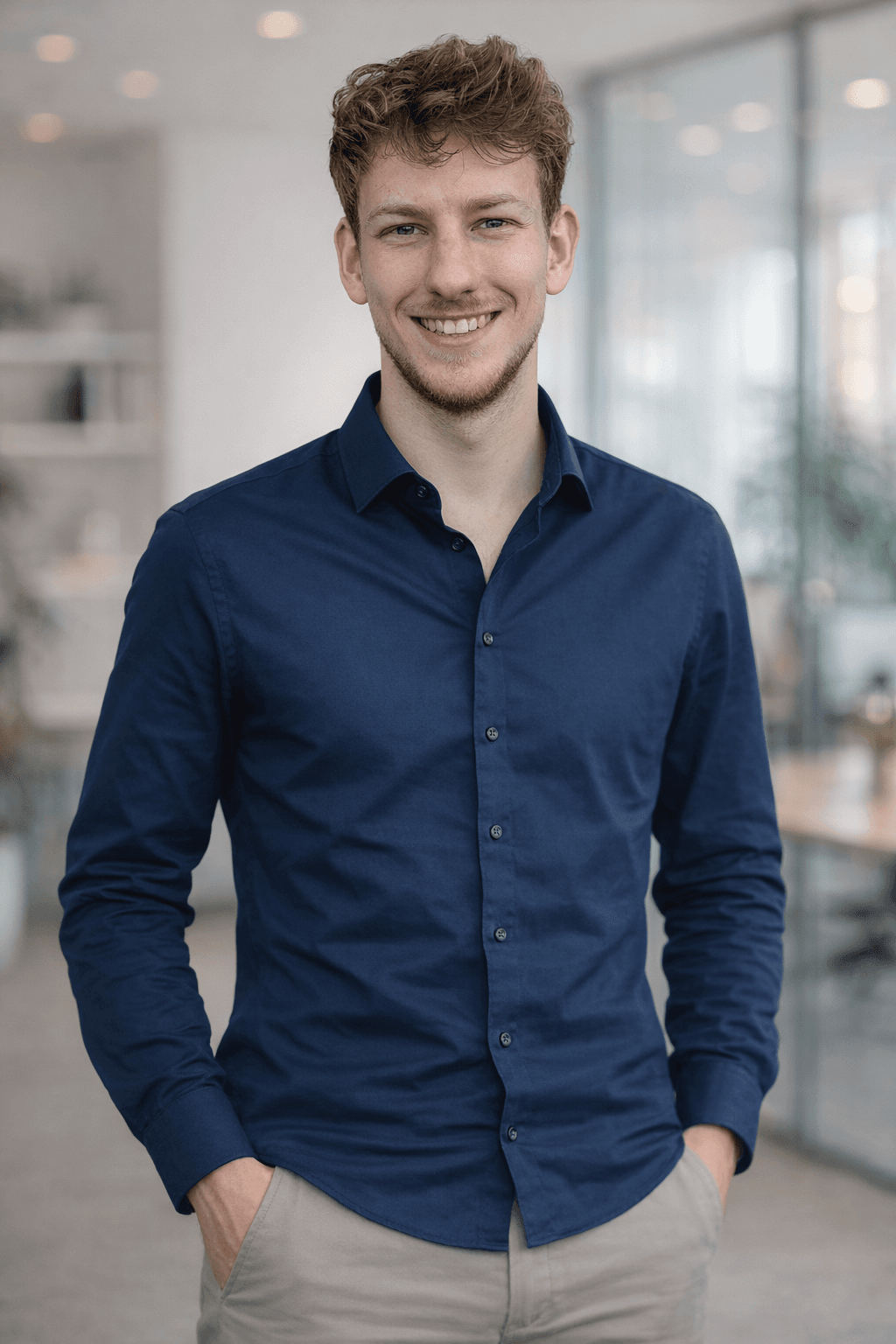 Junger Mann im modernen Büro als Portrait für die Über-mich-Seite.